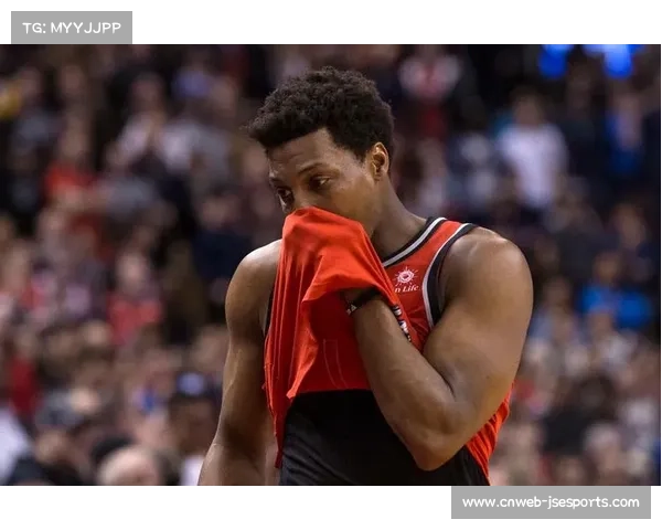 猛龙主场播放致敬洛瑞视频，观众起立鼓掌