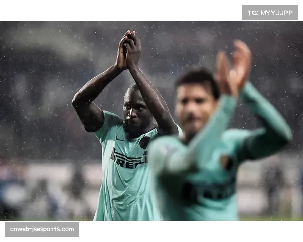 特写：雨战中国际米兰球员频繁手势交流，协调防守位置